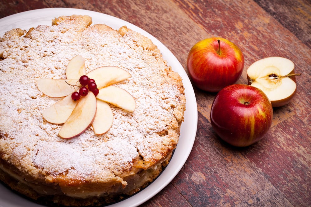 Einfacher Apfelkuchen mit Puderzucker und Zimt