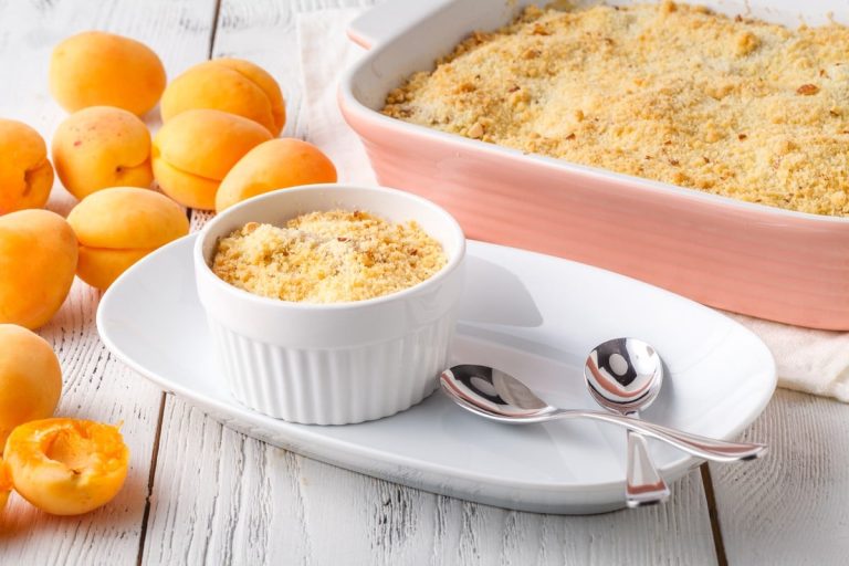 Einfacher Aprikosenkuchen mit Streuseln