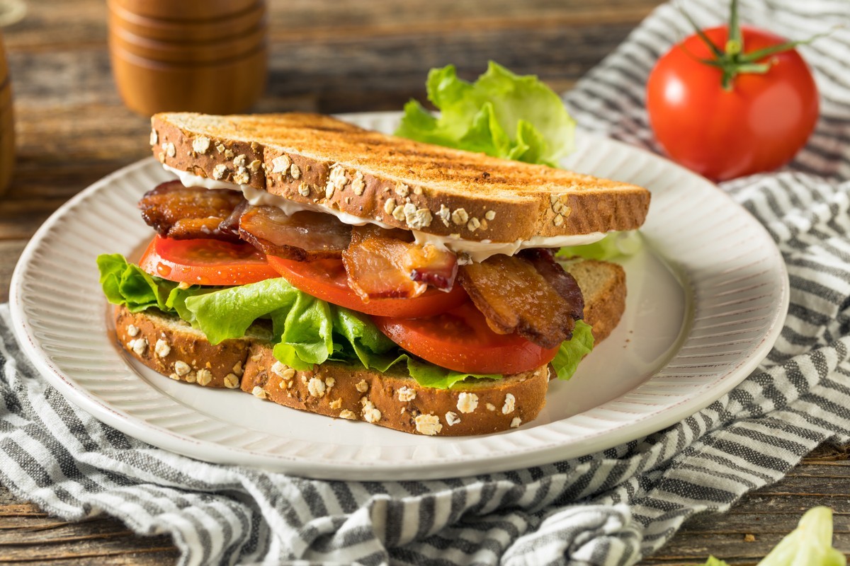 Einfacher BLT Sandwich mit Speck, Tomaten und Salat