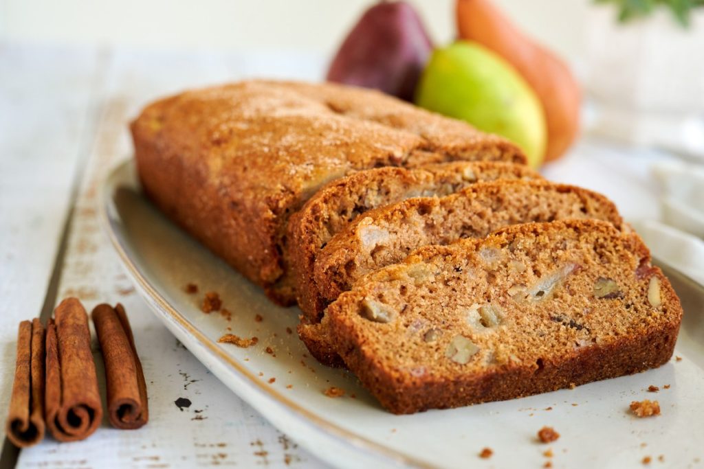 Einfacher Birnenkuchen mit Nüssen, Muskat, Zimt und Vanille