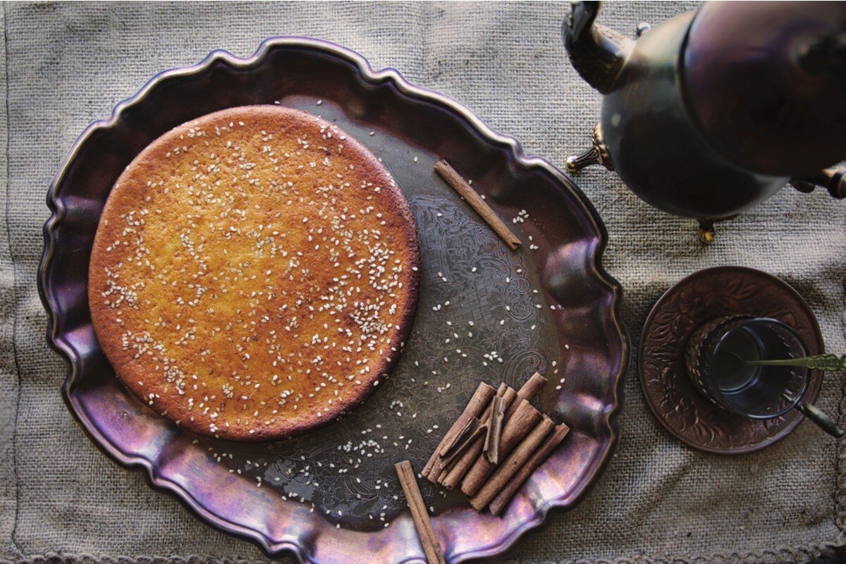 Einfacher Buttermilchkuchen mit Konfitüre zum Kaffee