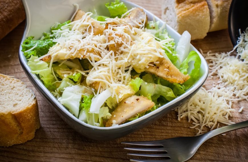 Einfacher Caesar Salat mit Hähnchenbrust, Sardellen und Dressing