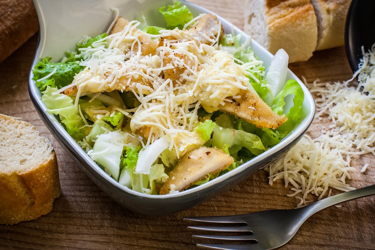 Einfacher Caesar Salat mit Hähnchenbrust