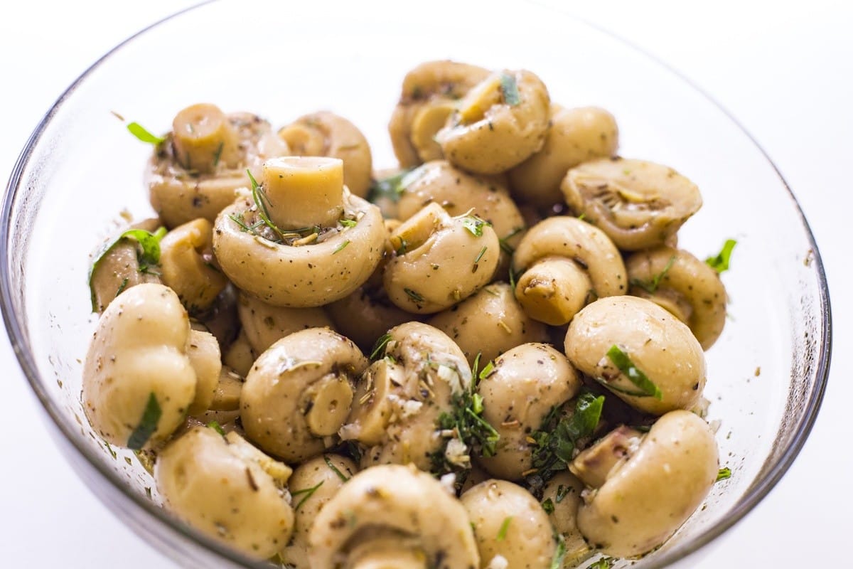 Einfacher Champignon Salat mit Kräuteröl und Knoblauch