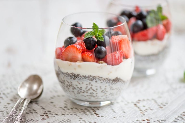 Geschichtetes Dessert mit Joghurt, Müsli und Beeren