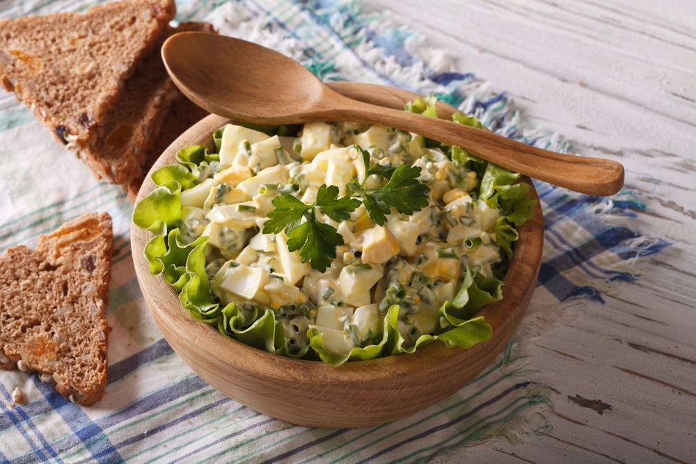 Einfacher Eiersalat mit Mayonnaise und Frühlingszwiebeln