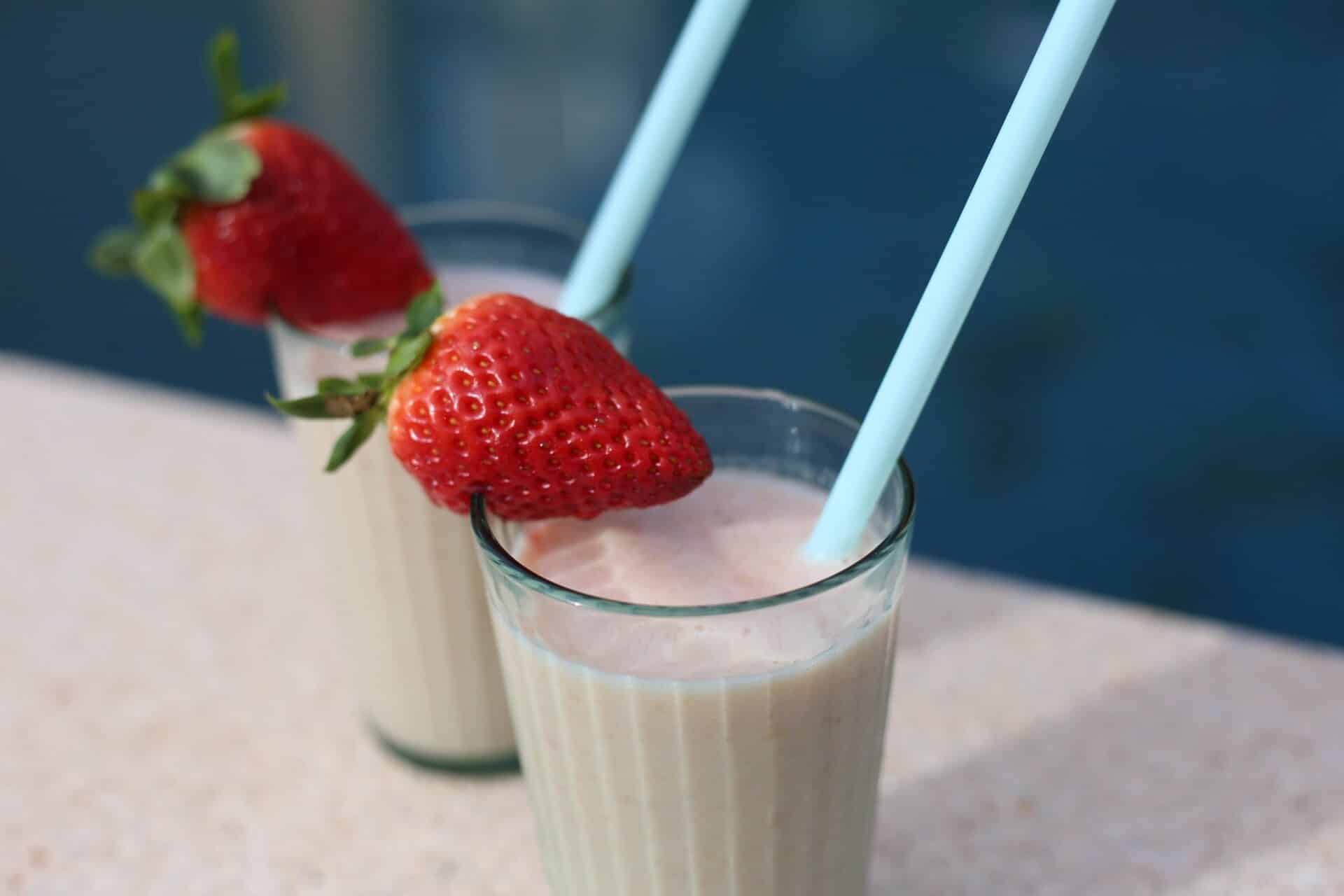 Einfacher Erdbeer Milchshake mit Vanilleeis und Vanillezucker