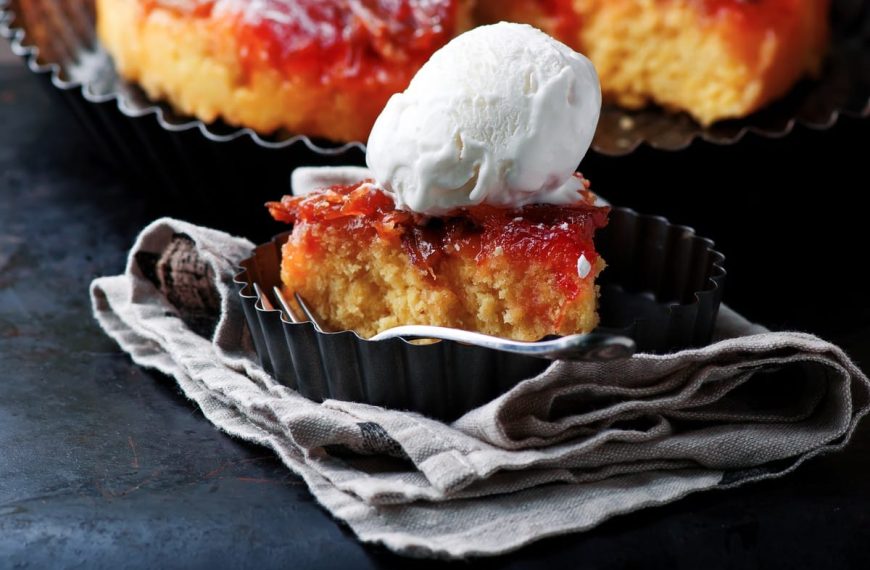 Einfacher Erdbeerkuchen mit Kardamom und Vanilleeis