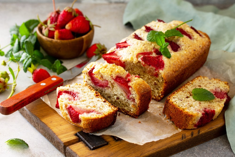 Einfacher Erdbeerkuchen mit Mandeln in Kastenform