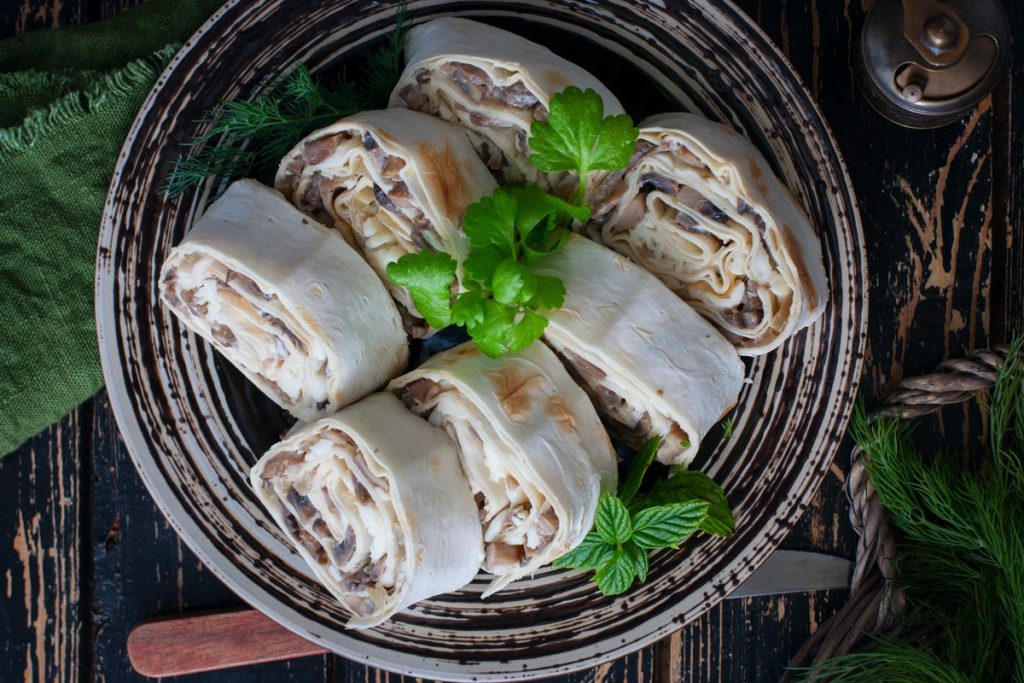 Einfacher Fladenbrot Snack gefüllt mit Champignons und Käse