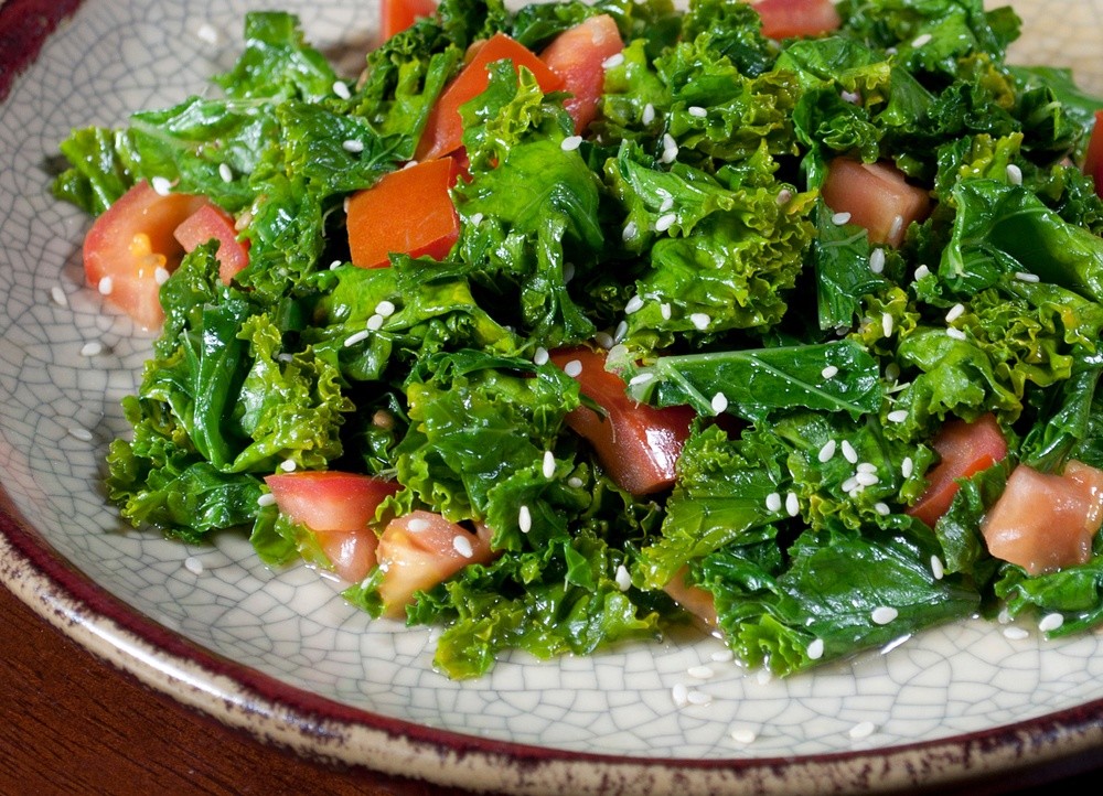 Einfacher Grünkohlsalat mit Tomaten, Sesam und Lauch