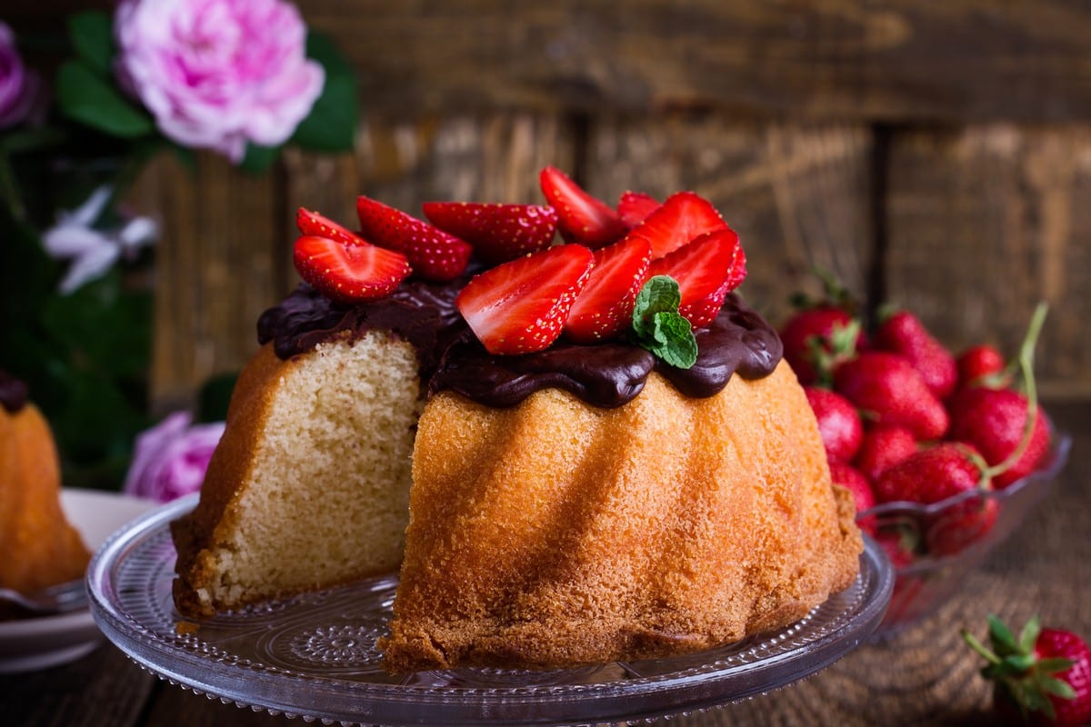 Einfacher Gugelhupf Kuchen mit Schokolade und Erdbeeren