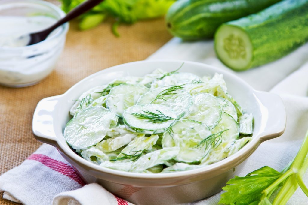 Einfacher Gurkensalat mit Sellerie, Sojajoghurt und Knoblauch