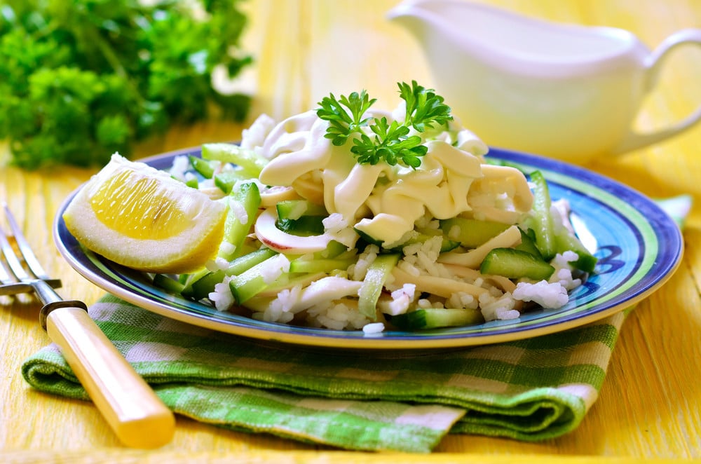 Einfacher Gurkensalat mit Tintenfisch und Reis