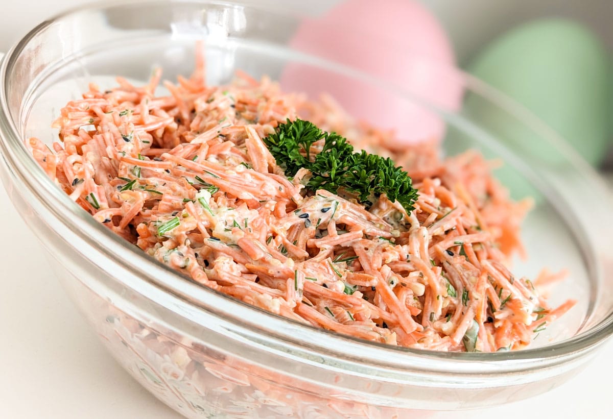 Einfacher Karottensalat mit Knoblauch zu Ostern