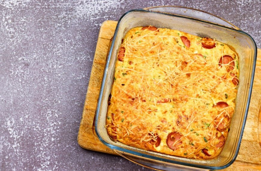 Einfacher Kartoffelauflauf mit Würstchen, saurer Sahne und Käse