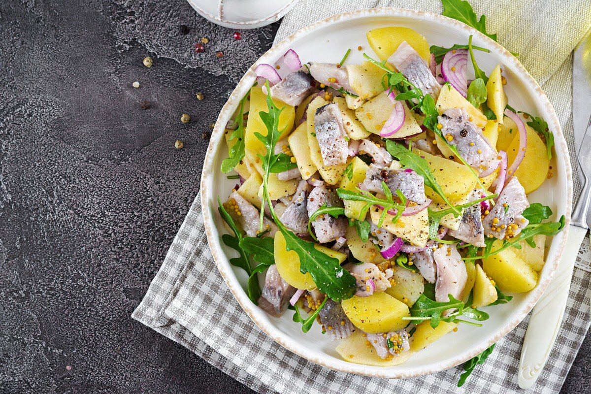 Einfacher Kartoffelsalat mit Hering, Rucola und Äpfeln