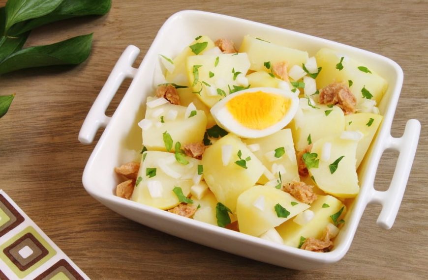 Einfacher Kartoffelsalat mit Thunfisch, Essig und Öl