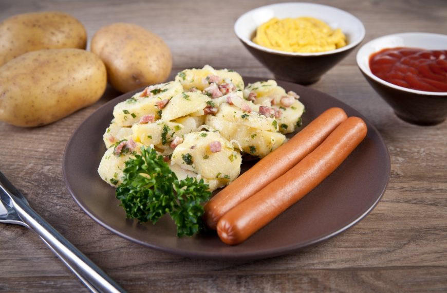 Einfacher Kartoffelsalat mit Zwiebeln, Speck und Würstchen