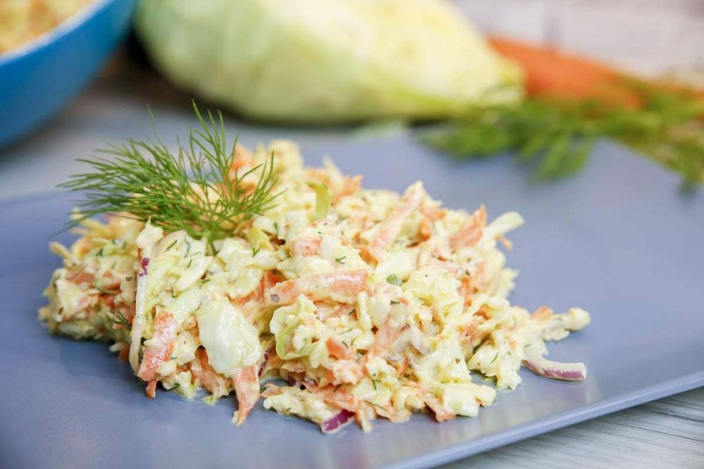 Einfacher Krautsalat mit Sahne, Spitzkohl und Karotten