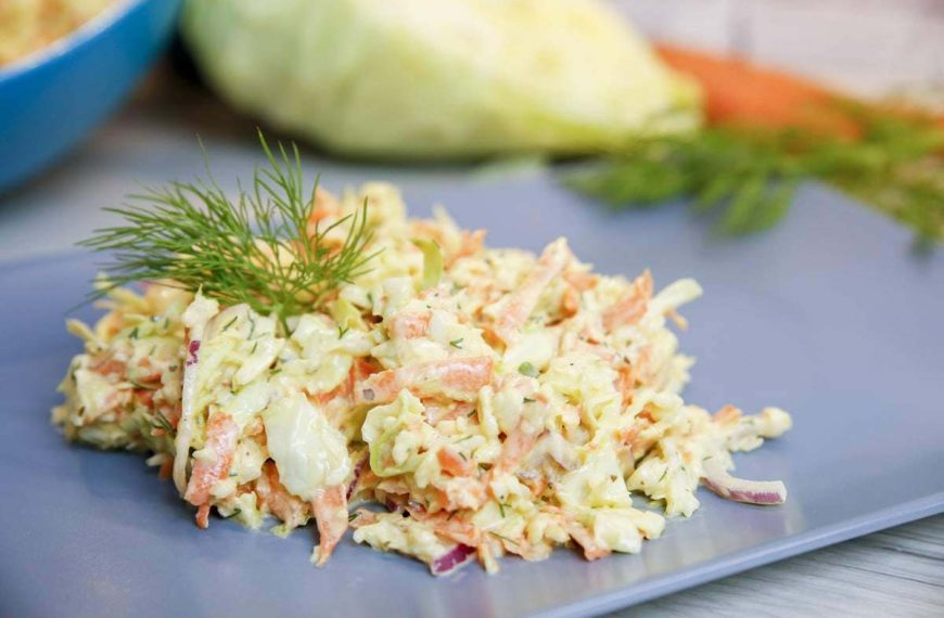 Einfacher Krautsalat mit Sahne, Spitzkohl und Karotten