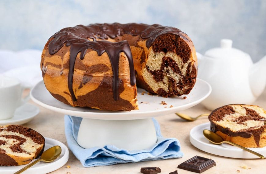 Einfacher Marmorkuchen mit Schokolade zum Kaffee