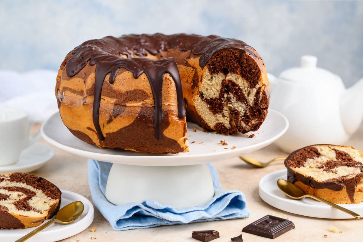 Einfacher Marmorkuchen mit Schokolade zum Kaffee