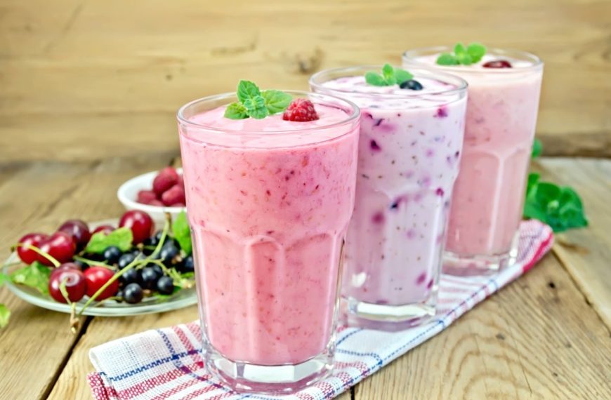 Einfacher Milchshake mit Bananen, Beeren und Speiseeis