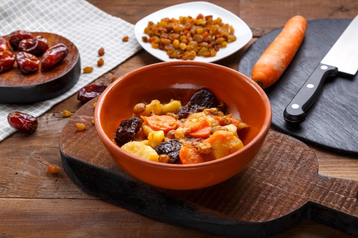 Einfacher Möhreneintopf mit Trockenobst und Äpfeln