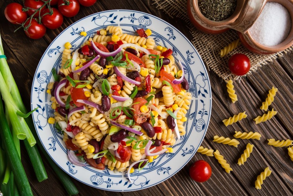 Einfacher Nudelsalat mit Kirschtomaten