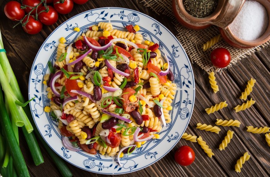 Einfacher Nudelsalat mit Kirschtomaten, Mais und Kidneybohnen
