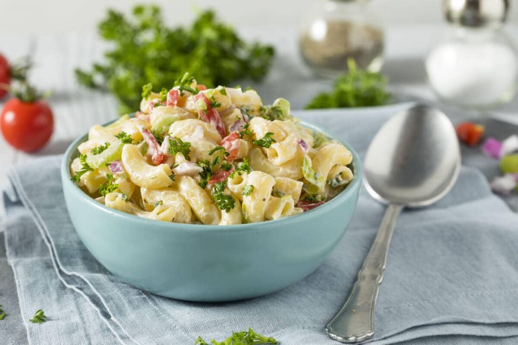 Einfacher Nudelsalat mit Mayonnaise, Schinken und Tomaten