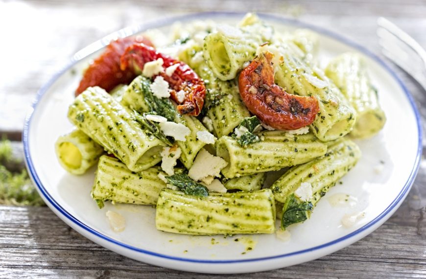 Einfacher Nudelsalat mit Pesto, Pinienkernen und Parmesan