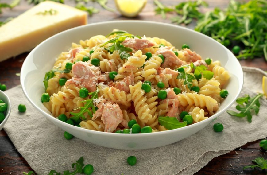 Einfacher Nudelsalat ohne Mayo mit Rucola, Lachs und Erbsen