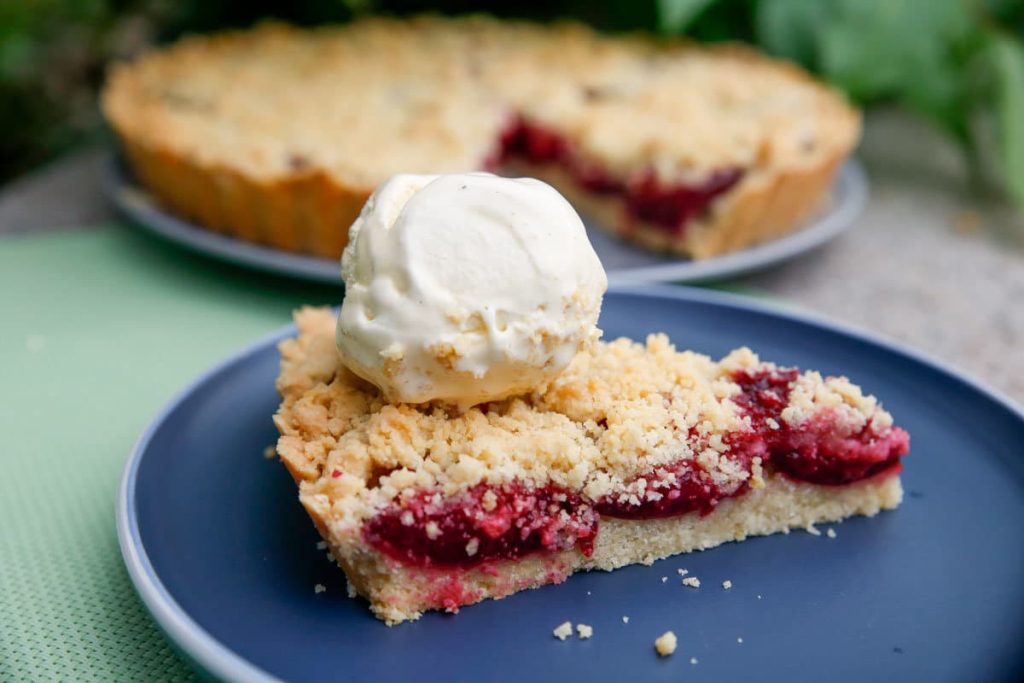 Einfacher Pflaumenkuchen mit Streusel, Zimt und Vanilleeis