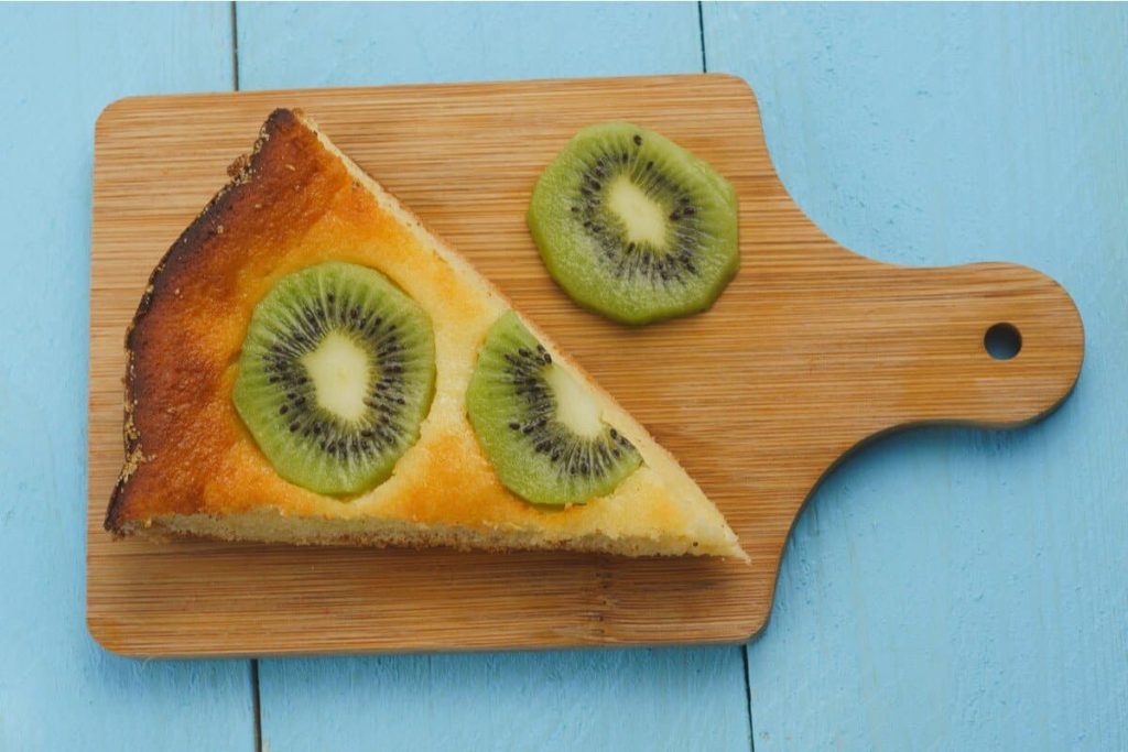 Einfacher Quarkkuchen mit Kiwi zum Tee