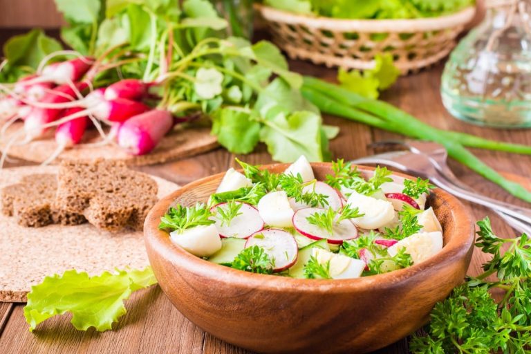 Einfacher Radieschensalat mit Gurken und Wachteleiern