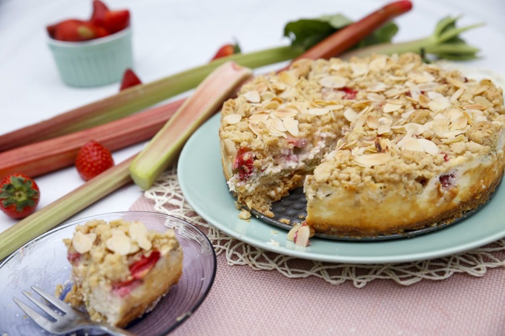 Einfacher Rhabarber Streuselkuchen mit Erdbeeren