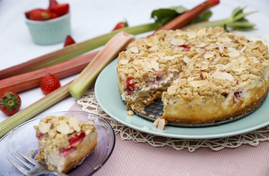 Einfacher Rhabarber Streuselkuchen mit Erdbeeren
