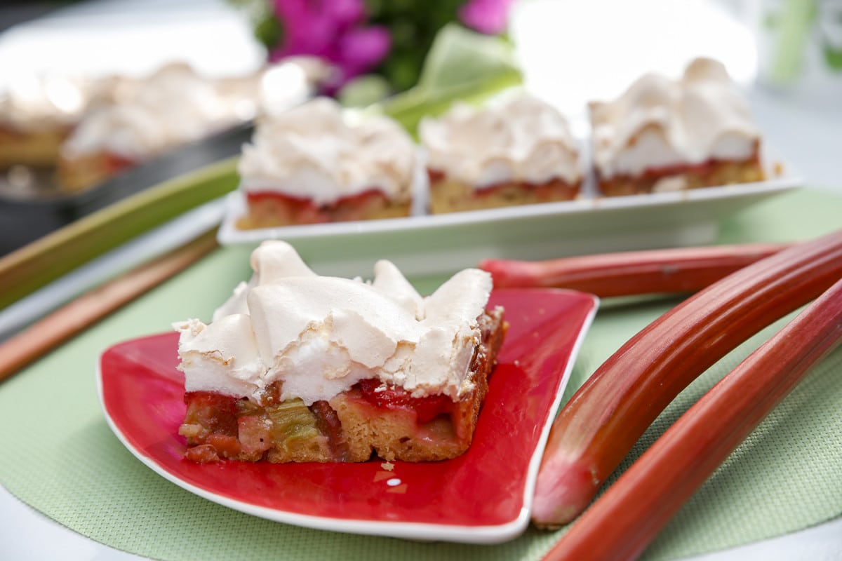 Einfacher Rhabarberkuchen mit Baiser und Erdbeeren