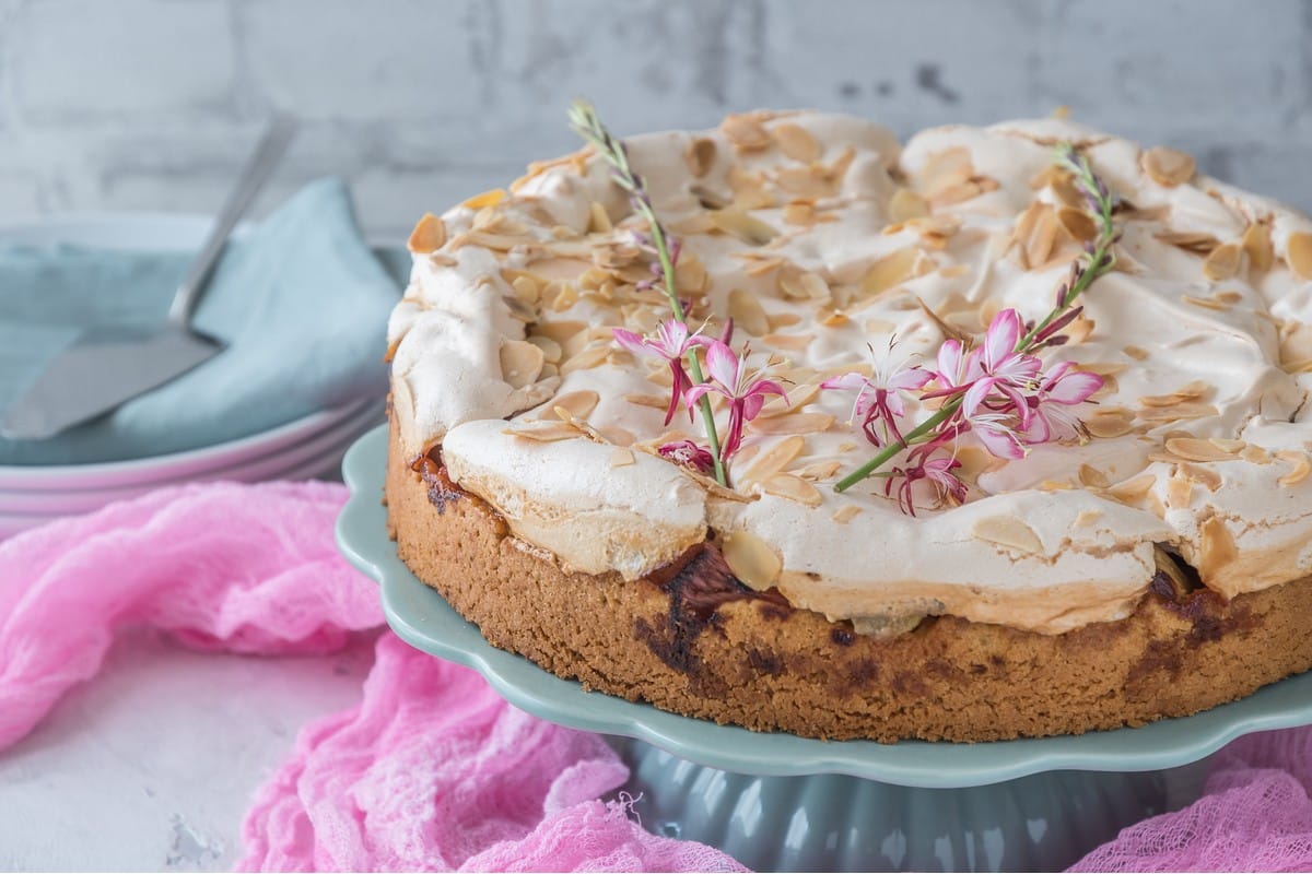 Einfacher Rhabarberkuchen mit Baiser und Mandelblättchen