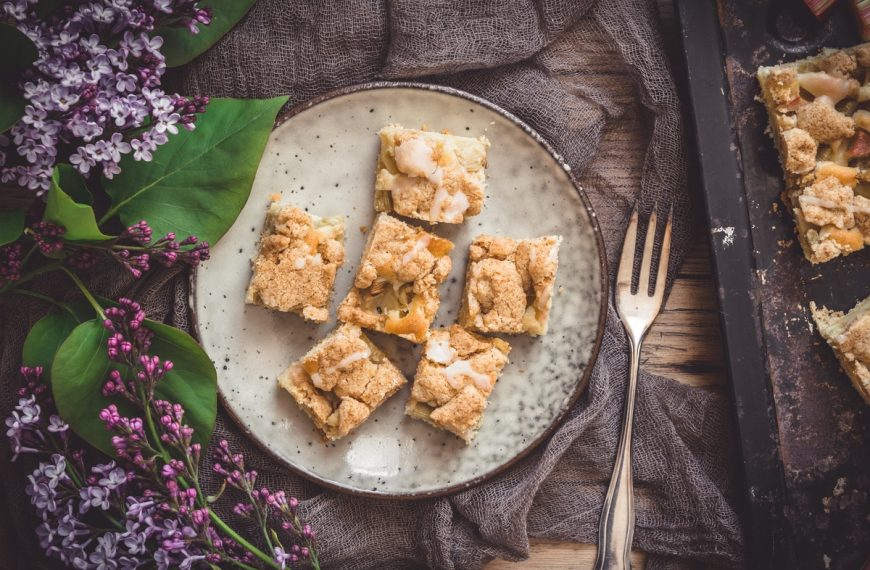 Einfacher Rhabarberkuchen mit Streuseln und Zuckerguss