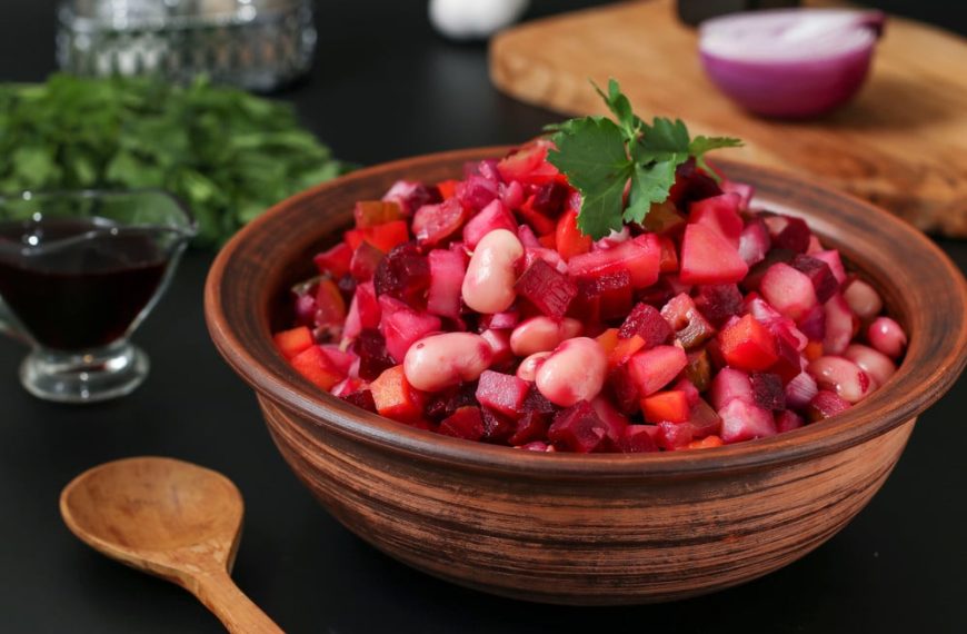 Einfacher Rote Beete Salat mit Kartoffeln, Bohnen und Sauerkraut