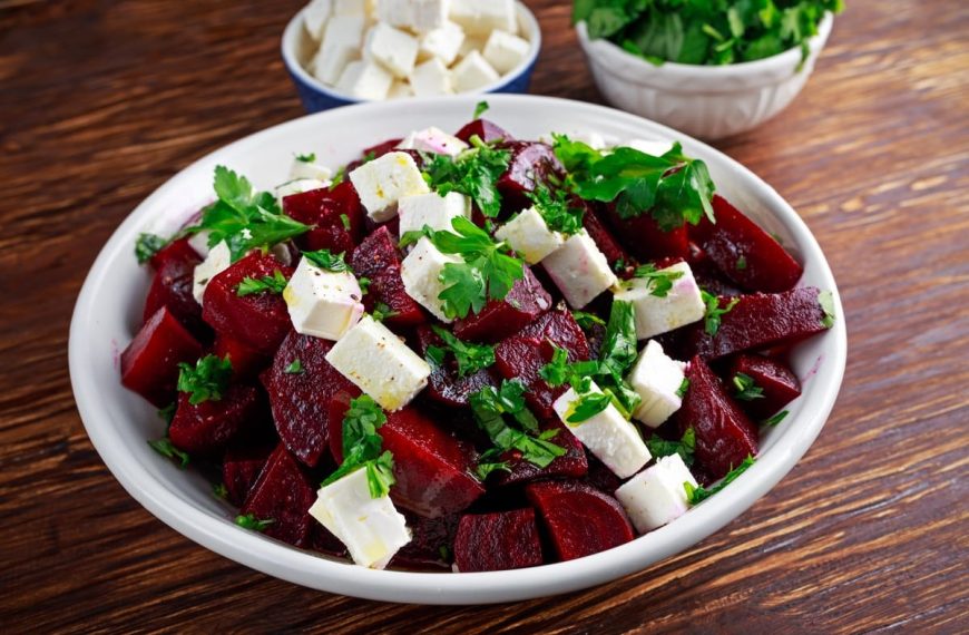 Einfacher Rote Bete Salat mit Feta und Petersilie