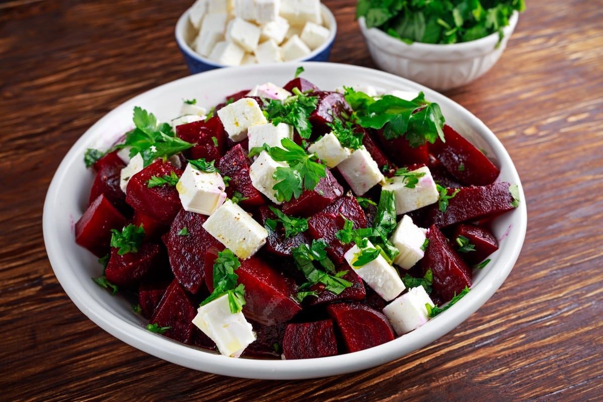 Einfacher Rote Bete Salat mit Feta und Petersilie