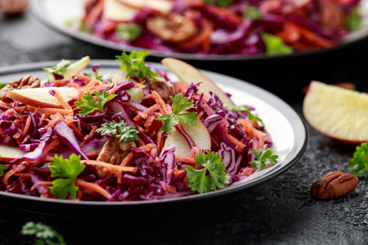 Einfacher Rotkohlsalat mit Weißkohl, Möhren und Apfel