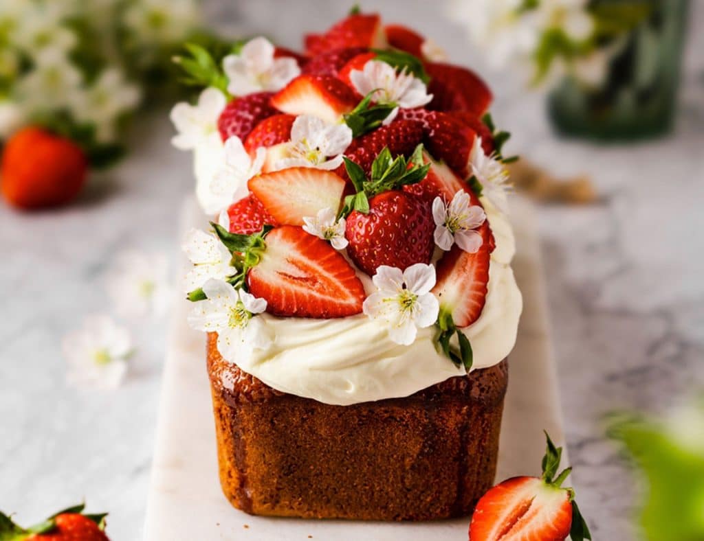 Einfacher Rührkuchen mit Sahnecreme und Erdbeeren