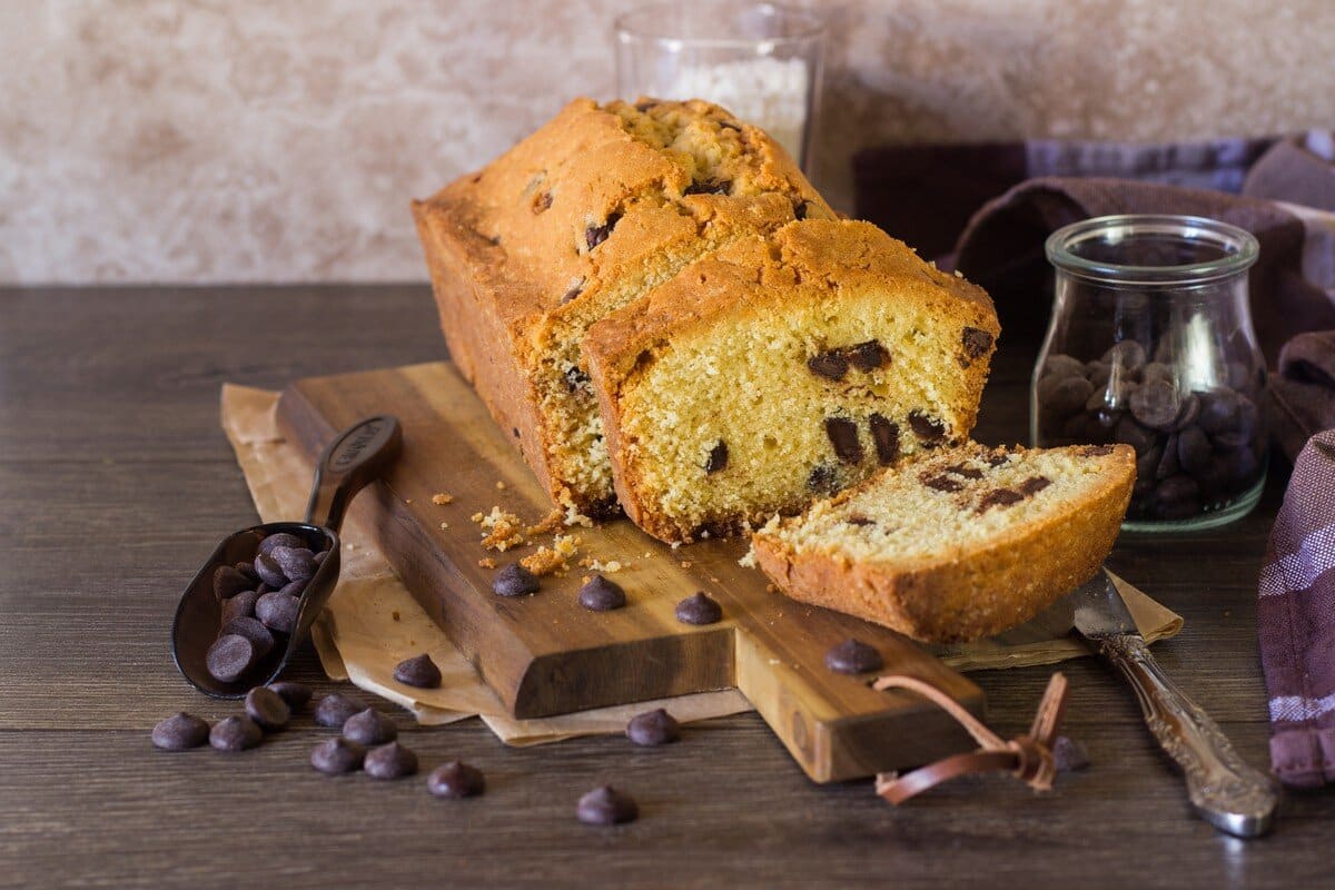 Einfacher Rührkuchen mit Schokotropfen, Vanille und Mineralwasser