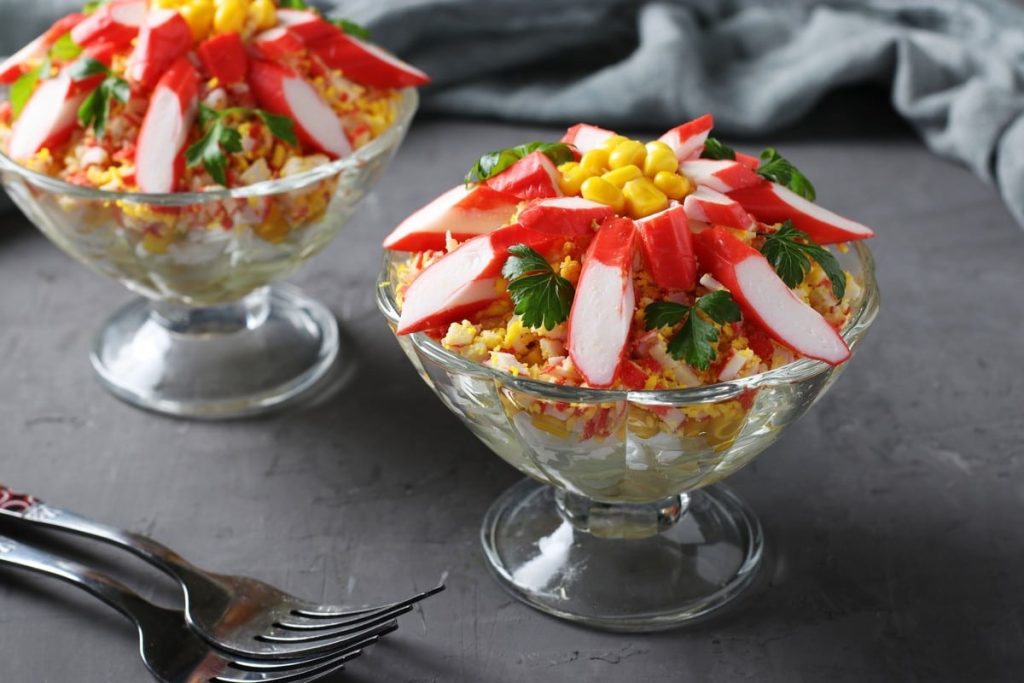 Einfacher Sommersalat mit Eiern, Tomaten und Krabbenstäbchen