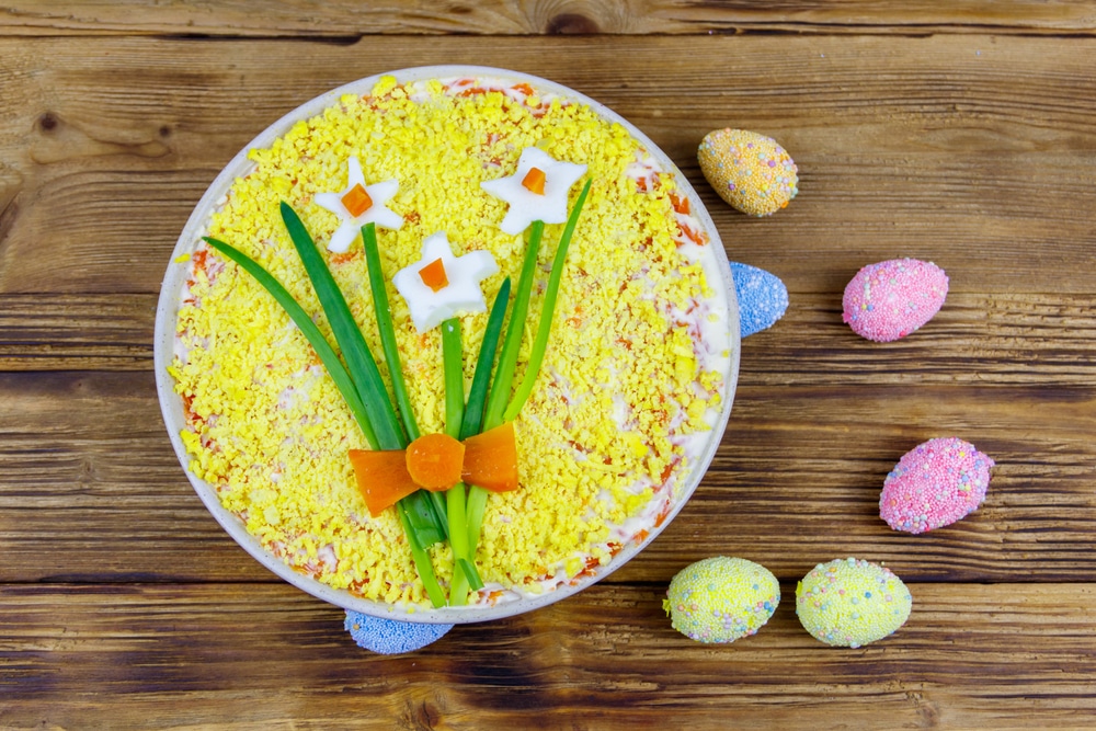 Einfacher Schichtsalat mit Thunfisch und Eiern zu Ostern